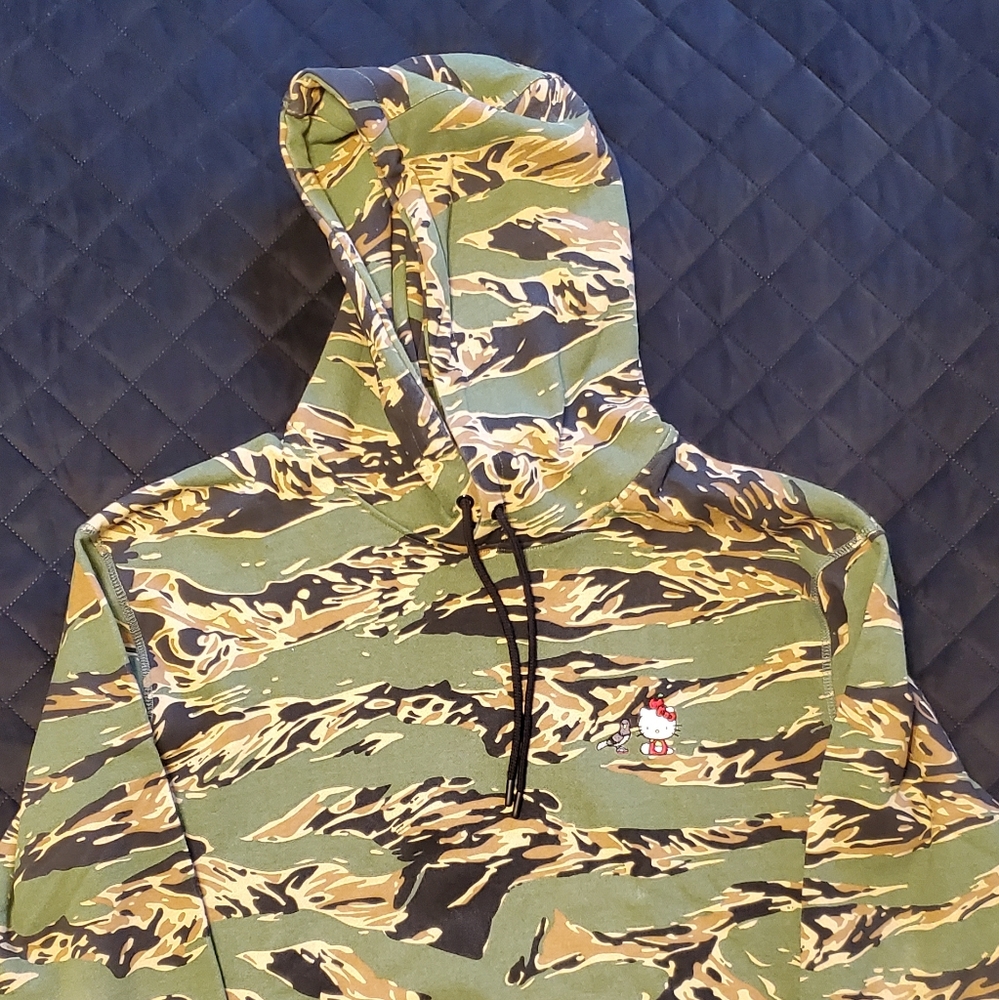 Staple Pigeon X Hello Kitty Camouflage Sweatsuit XL